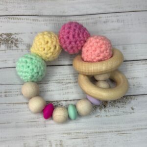 Sonajero bolas de madera y crochet pink